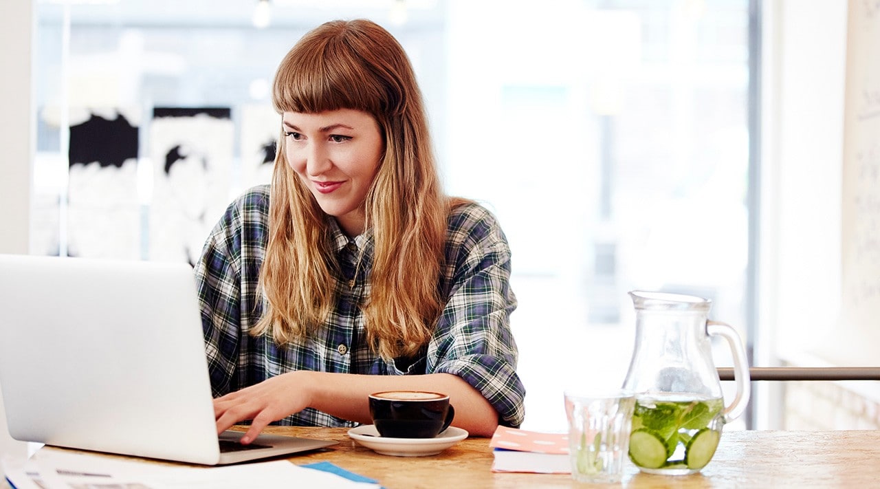 Femme qui regarde un ordinateur portable.